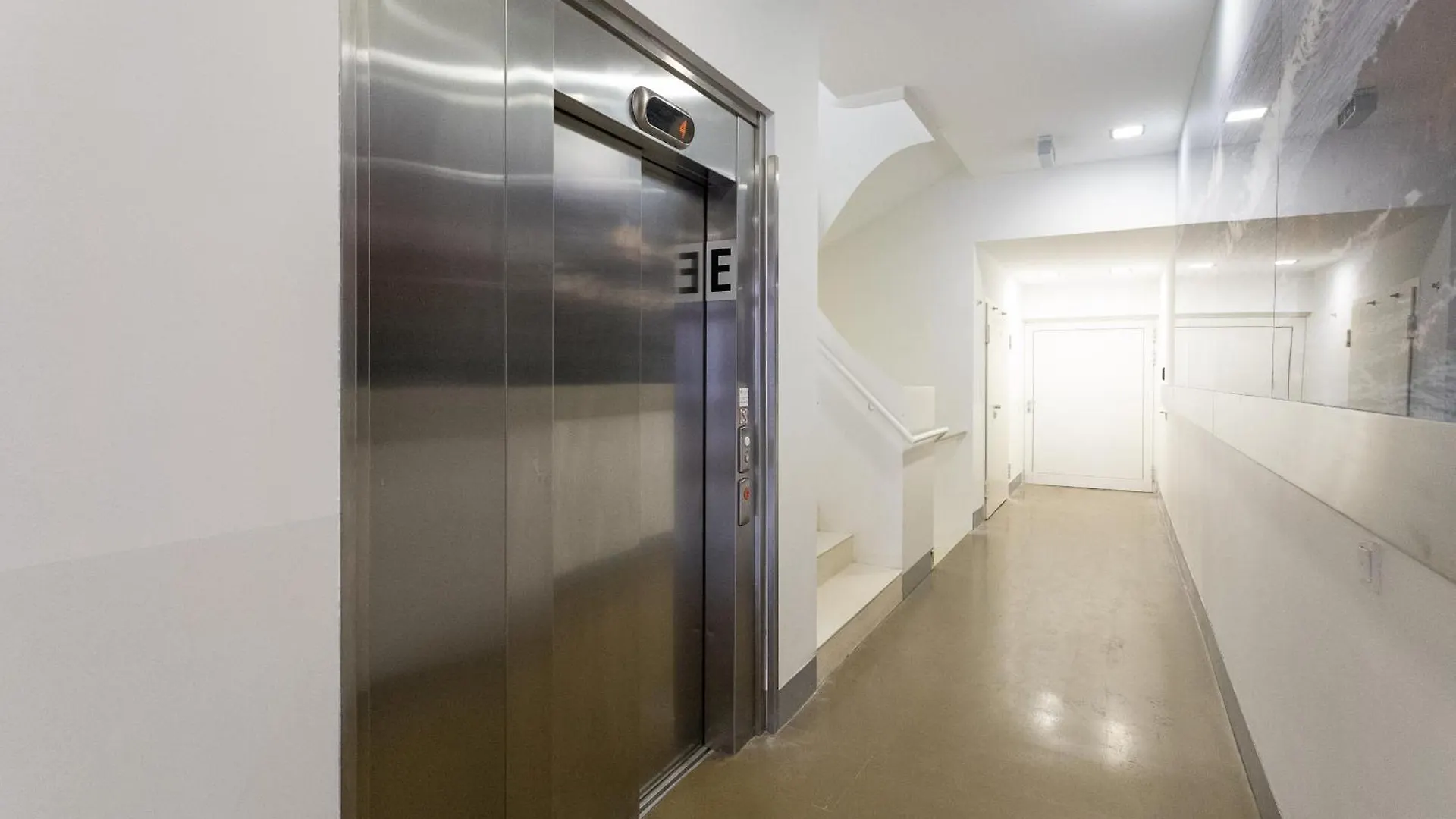 Homestay Private Room With Ac- Microwave, Personal Fridge & Metro Access - 7 Min To Center Vienna