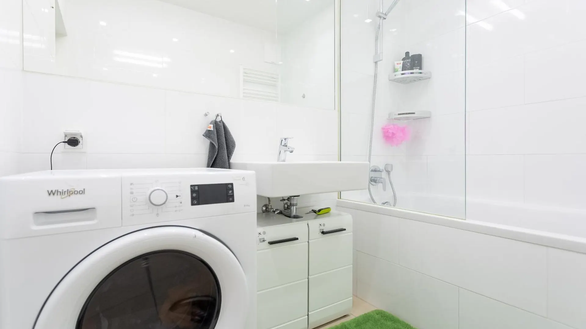 Homestay Private Room With Ac- Microwave, Personal Fridge & Metro Access - 7 Min To Center Vienna