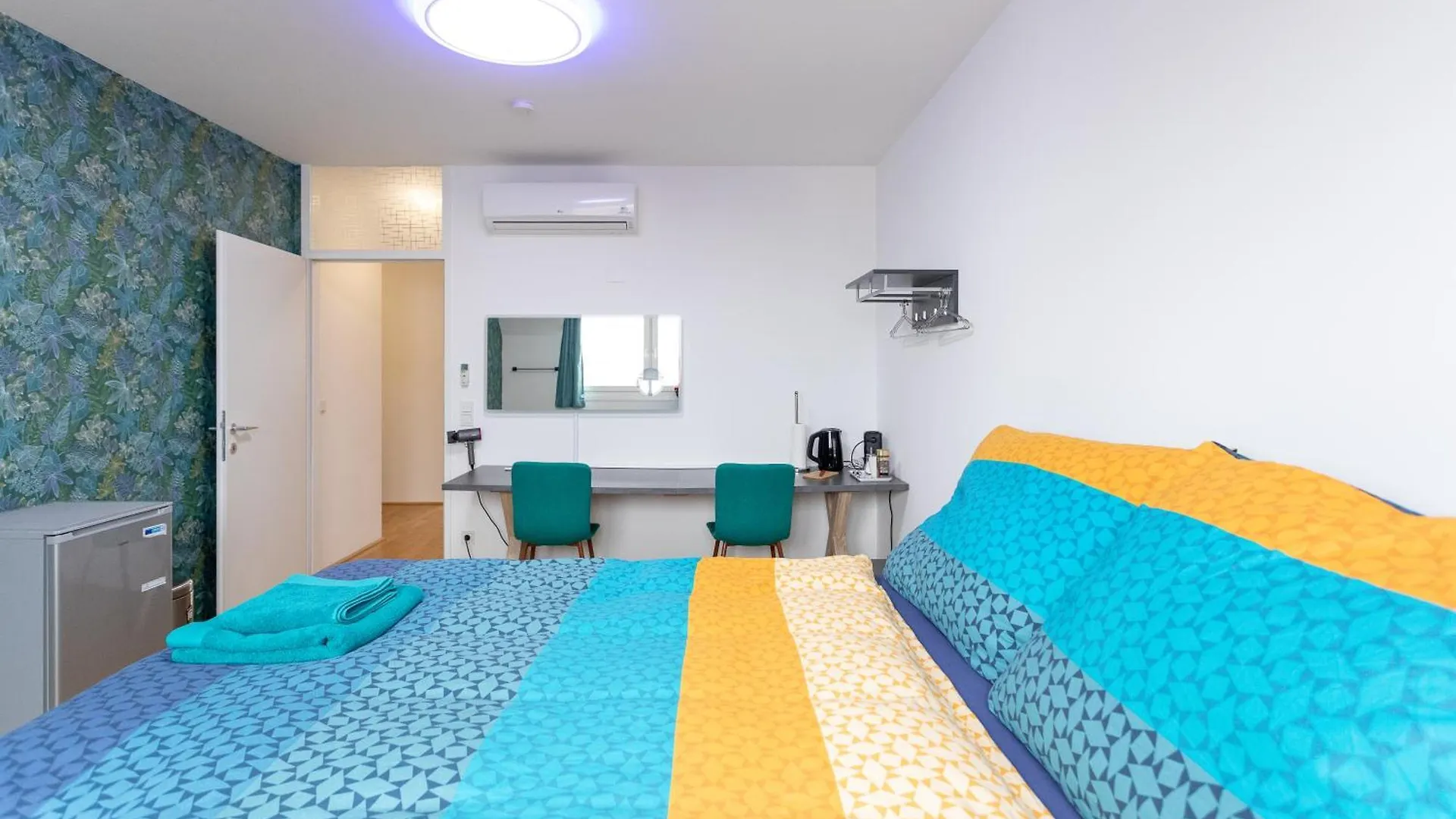 Private Room With Ac- Microwave, Personal Fridge & Metro Access - 7 Min To Center Vienna 0*,  Austria
