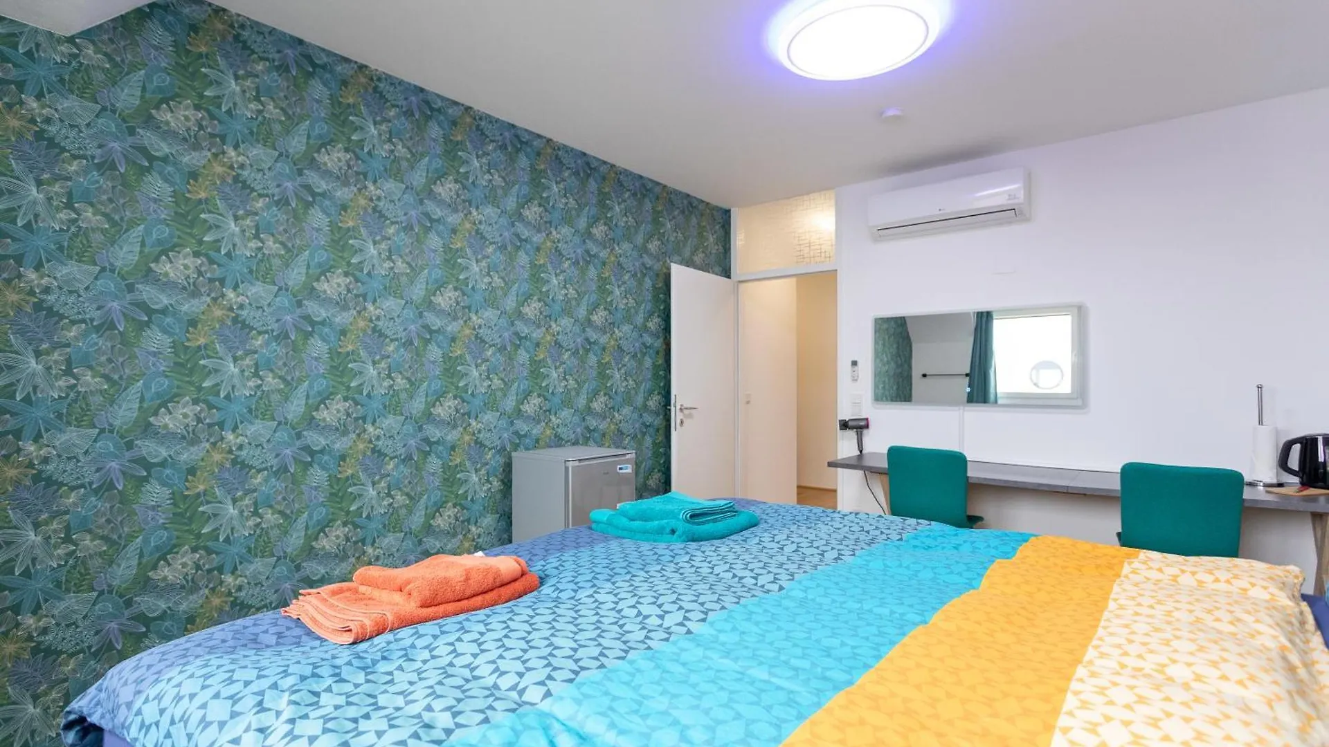 Private Room With Ac- Microwave, Personal Fridge & Metro Access - 7 Min To Center Vienna 0*,