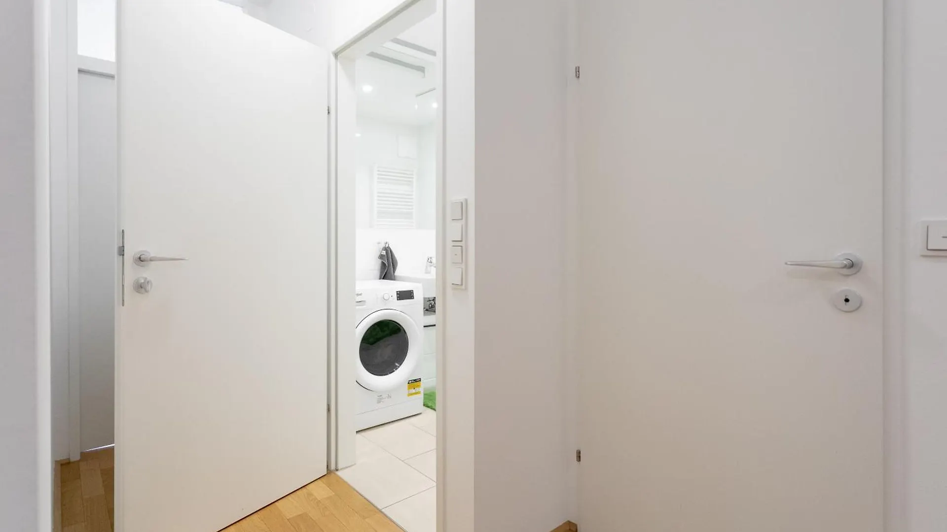 Homestay Private Room With Ac- Microwave, Personal Fridge & Metro Access - 7 Min To Center Vienna Austria