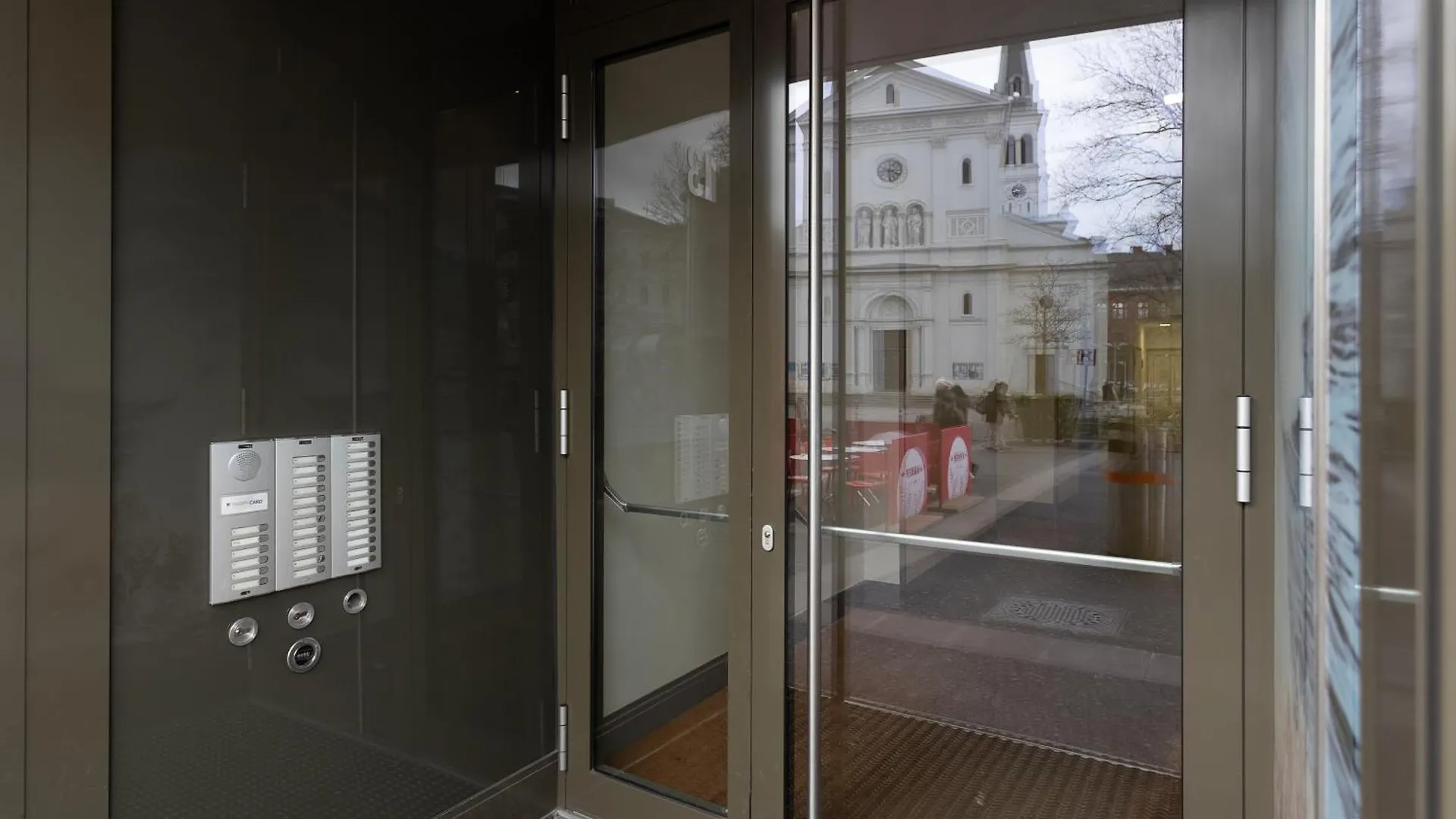 Private Room With Ac- Microwave, Personal Fridge & Metro Access - 7 Min To Center Vienna Homestay