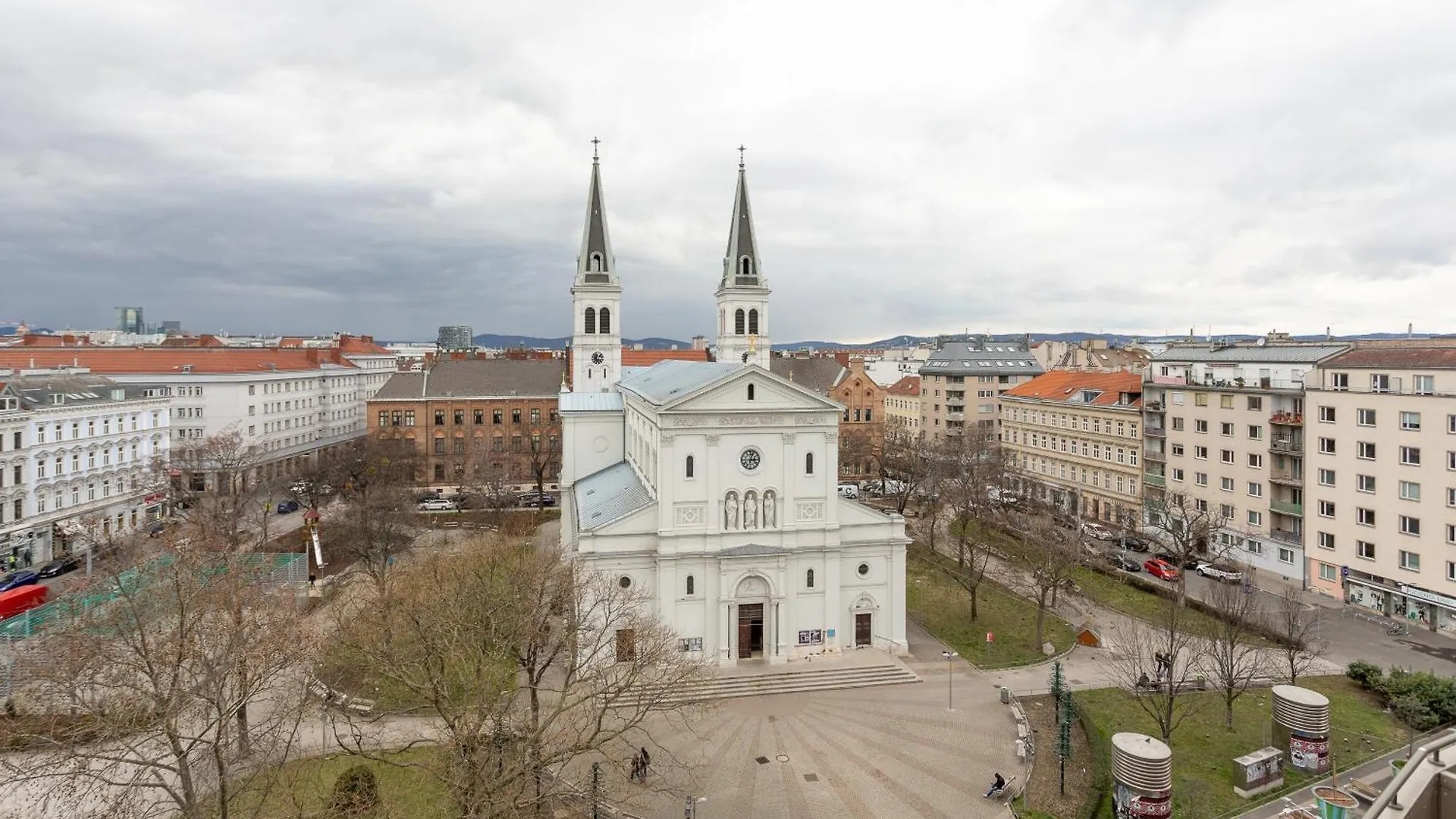 Homestay Private Room With Ac- Microwave, Personal Fridge & Metro Access - 7 Min To Center Vienna Austria