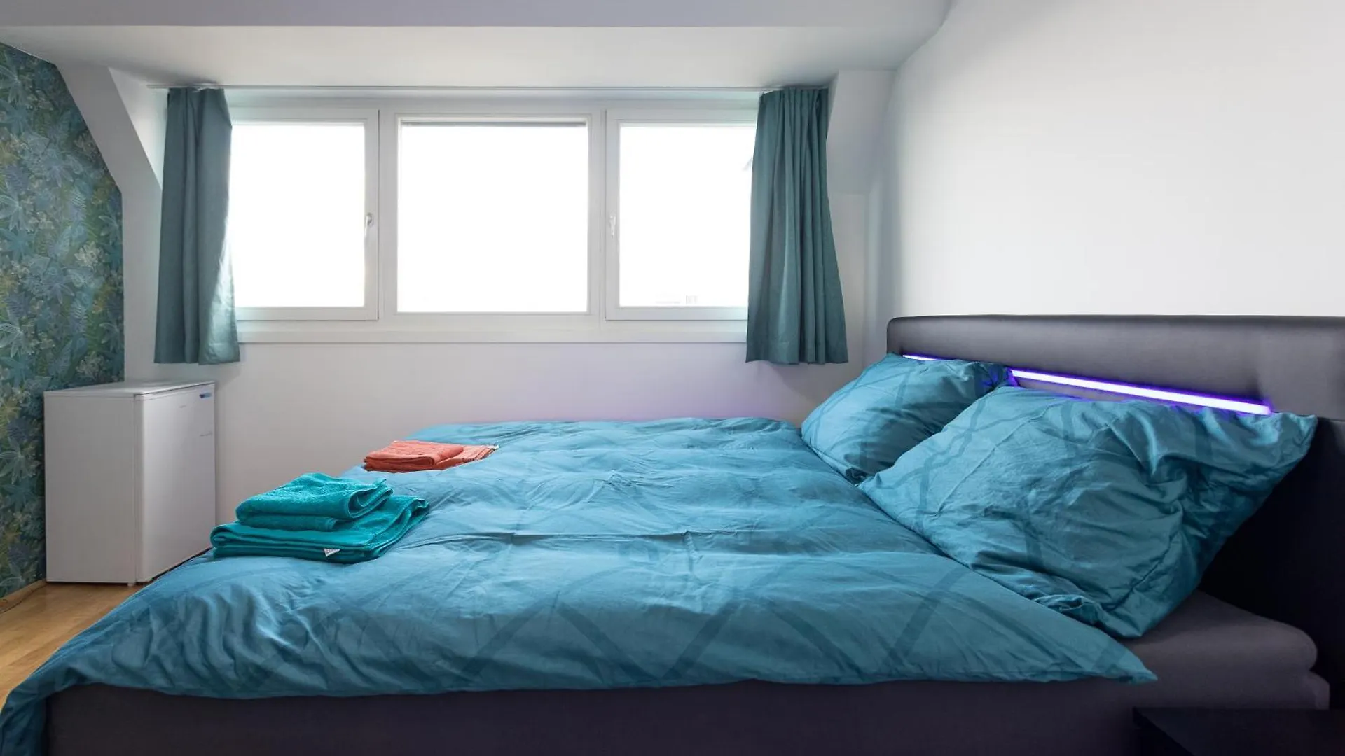 Private Room With Ac- Microwave, Personal Fridge & Metro Access - 7 Min To Center Vienna Homestay